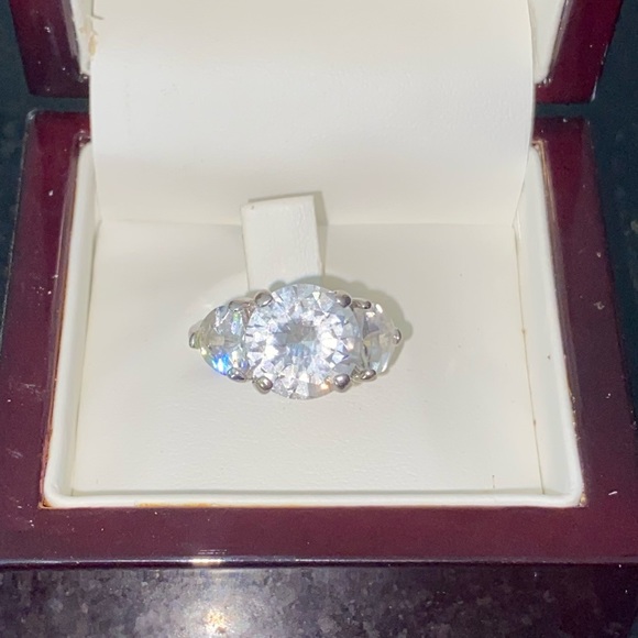 8 ct.t.w. Designer Cubic Zirconia Faux Diamond Cocktail Ring Size 7 - Picture 4 of 6